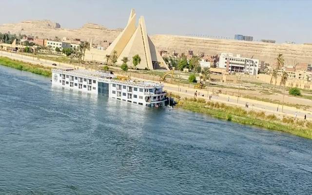 مصر ، دریائے نیل میں تیرتا ہوٹل پل سے ٹکرا گیا