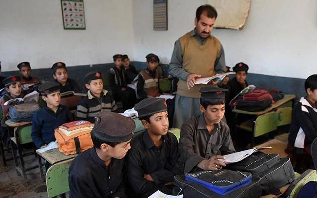 مقررہ ڈیڈ لائن تک پروفیشنل ڈگری حاصل نہ کرنے والے اساتذہ کی تنخواہیں بند ہونے سے پنجاب بھر میں 1350 سے زائد اساتذہ متاثر ہوئے۔
