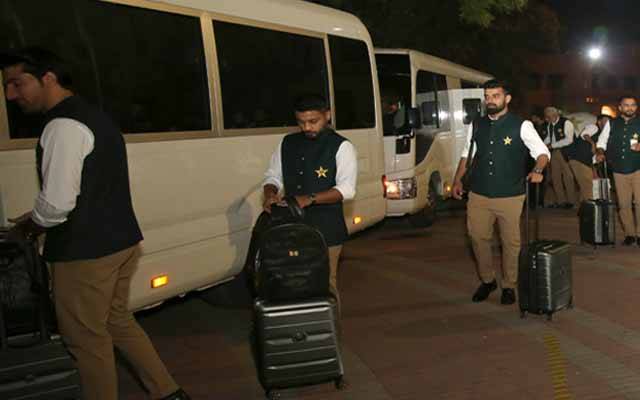 قومی کرکٹ ٹیم بھارت پہنچ گئی ، مداحوں سے پاکستانی پرچم لے لیاگیا