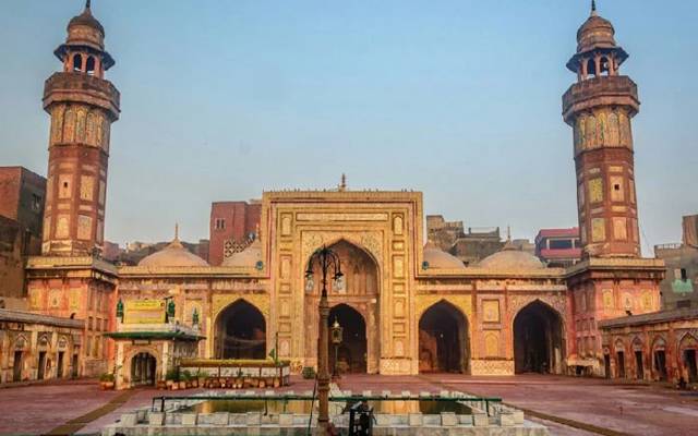  یو ایس قونصل جنرل لاہور کرسٹین ہوکین نے وزیر خان مسجد کے بحال ہونے والے جنوبی حصے کا افتتاح کر دیا۔
