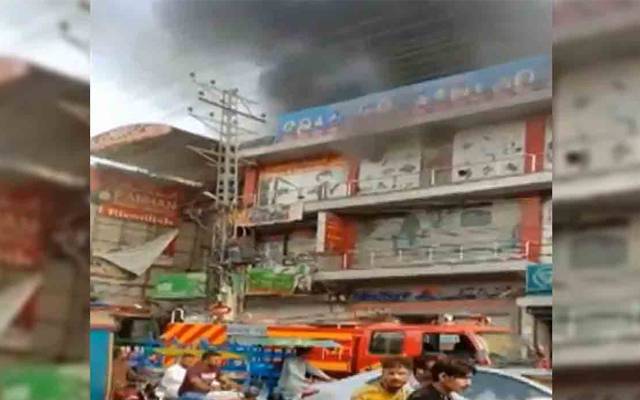 شاہ عالم مارکیٹ میں واقع کھلونوں کی دکان میں آتشزدگی کے باعث  لاکھوں روپے مالیت کے کھلونے جل کر خاکستر ہوگئے