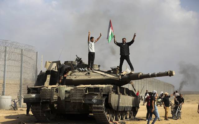 فلسطین کے علاقے غزہ کی مزاحمتی تنظیم حماس کے جنگجوؤں نے کئی اسرائیلی فوجیوں سمیت شہریوں کو بھی یرغمال بنا لیا ہے۔