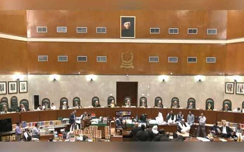 سپریم کورٹ آئین سے بالا رولز بناتی ہے تو کوئی تویاد دلائےگا کہ آئین کے دائرے میں رہیں: چیف جسٹس