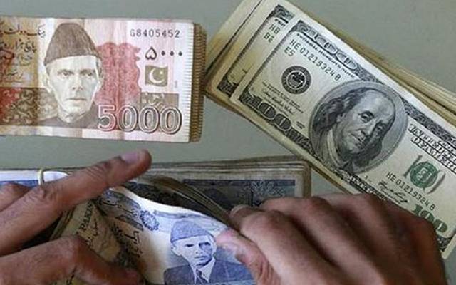 کرنسی مارکیٹ میں پاکستانی کرنسی کے مقابلے میں امریکی ڈالر کی قدر میں کمی رجحان آج بھی برقرار ہے۔ ڈالر کی قیمت میں مسلسل چار ہفتوں تک کمی کے بعد روپے کی قدر بحال ہو گئی۔   