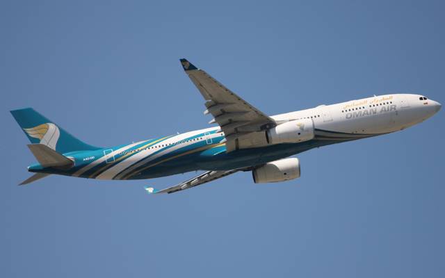مسقط سے اسلام آباد جانے والے طیارے میں دوران پرواز مسافر انتقال کرگیا جس کے باعث کراچی میں طیارے کی ہنگامی لینڈنگ کی گئی۔