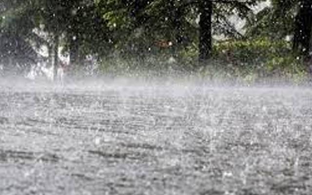لاہور کے مختلف علاقوں میں تیز بارش، درجہ حرارت میں کمی، خنکی بڑھ گئی