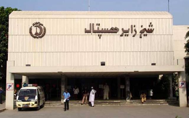 تین ماہ سے تنخواہ نہ ملنے پر ڈاکٹرز اور طبی عملہ  کی شیخ زید ہسپتال میں ہڑتال 17 روز  سے جاری ہے جس سے  آوٹ ڈور سمیت معمول کے آپریشن بھی بند ہیں