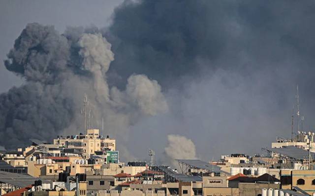 اسرائیل کی جانب سے غزہ پر وحشیانہ بمباری اور حملوں کے باعث رہائشی عمارتیں ملبے کا ڈھیر بن گئیں، شہید فلسطینیوں کی تعداد 1500 سے تجاوز کر گئی جبکہ 6 ہزار سے زائد زخمی اور 3 لاکھ سے زائد فلسطینی بے گھر ہو گئے ہیں۔ 