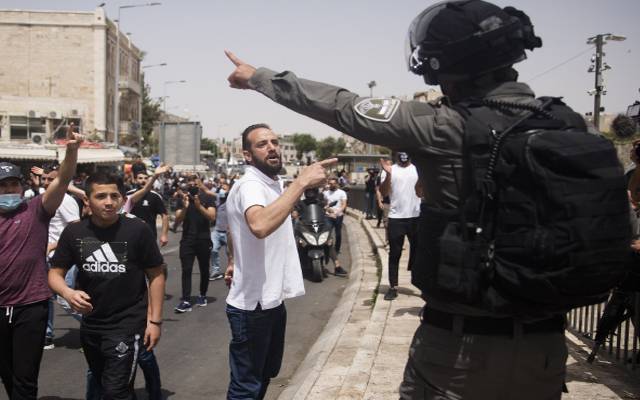 اسرائیلی فوج نے 24 گھنٹے کے اندر تمام 11 لاکھ فلسطینیوں کو شمالی غزہ چھوڑ کر جنوبی غزہ جانے کا الٹی میٹم دے دیا ہے ۔اسرائیلی فوج نے کہاتھا کہ غزہ کے شہریوں کو اپنی اور اپنے خاندانوں کی حفاظت کے لیے جنوب چلے جائیں، اور خود کو حماس سے دور کر لیں، جو آپ کو انسانی ڈھال کے طور پر استعمال کر رہے ہیں