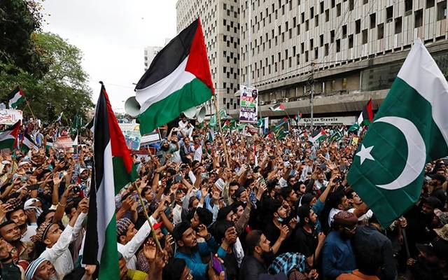 برطانیہ میں فلسطینی پرچم پر عائد پابندی کے باجود ہزاروں شہری فلسطینی پرچم اٹھائے سڑکوں پر نکل آئے۔ 
