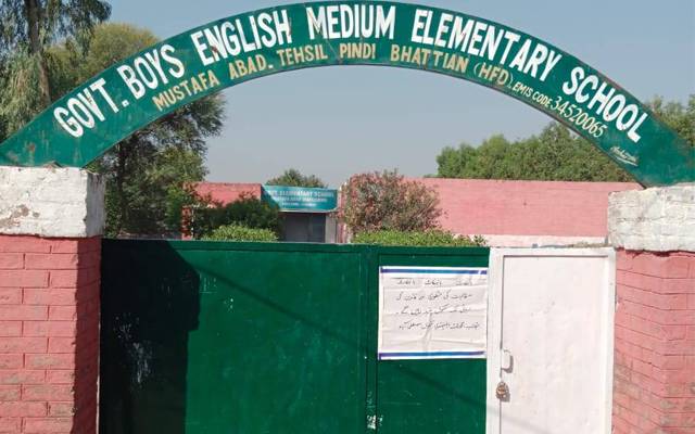 اساتذہ کا سکولوں میں تعلیمی بائیکاٹ چھٹے روز بھی جاری ہے سکولوں میں تعلیمی سرگرمیاں مکمل طور پر معطل ہوگئی ہیں سکولوں میں بچوں کی حاضری 20 فیصد سے کم رہ گئی ہے۔اساتذہ نے سکول کے مرکزی گیٹ پر دھرنا دے دیا ہے سکولوں میں بچوں کو ہاف ڈے دے دیا گیا۔ تعلیمی سرگرمیوں کا بائیکاٹ مطالبات کی منظوری تک جاری رہے گا