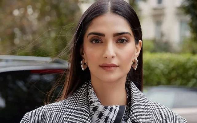 بھارتی اداکارہ سونم کپور نے اپنی انفرادیت کی واضح دلیل دیتے ہوئے  فلسطین میں جاری اسرائیل کی بمباری کے سبب معصوم بچوں اور قیمتی جانوں کے ضیاع پر خاموشی توڑ دی۔