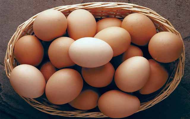  سردی کی آمد سے قبل ہی انڈے مہنگے