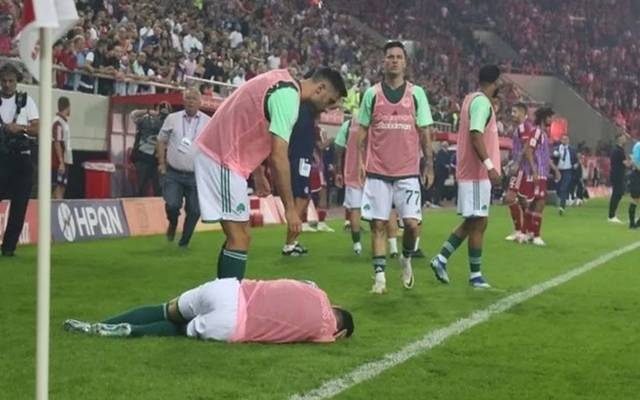  یونان میں فٹبال گراؤنڈ میچ کے دوران تماشائی کی شرارت مہنگی پڑ گئی۔  آتشبازی پھینکنے سے پلیئر زخمی ہوا جس کے بائث اُسے ہسپتال پہنچا کر مقابلہ منسوخ کر دیا