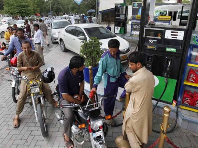  پیٹرول مہنگا اور ڈیزل کی قیمت میں کمی کا امکان