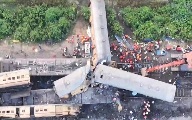  بھارتی ریاست اترپردیش کے ضلع وجیانگرم میں 2 مسافر ٹرینوں میں تصادم کے نتیجے میں 13 افراد ہلاک جبکہ 50 سے زائد زخمی ہوگئے جن میں متعدد کی حالت تشویشناک ہے۔