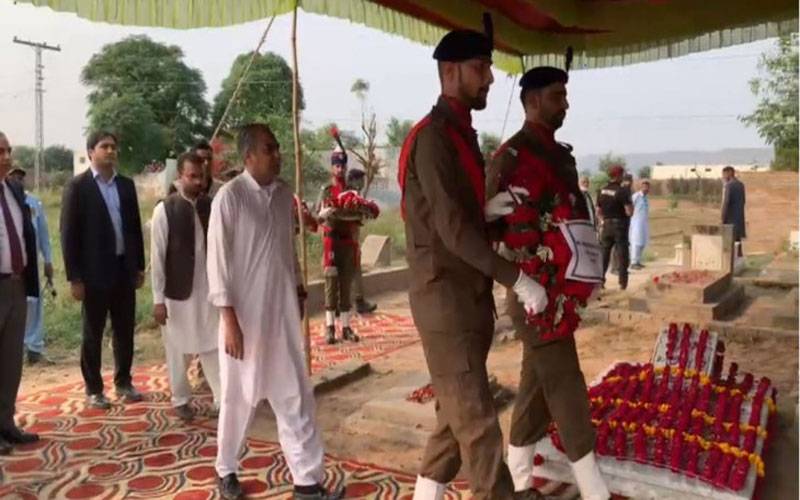 وزیراعلیٰ کا شہید پولیس افسر کی قبر پر سلامی دینے کی تقریب کے حقائق مسخ کرنے والوں کو جواب 