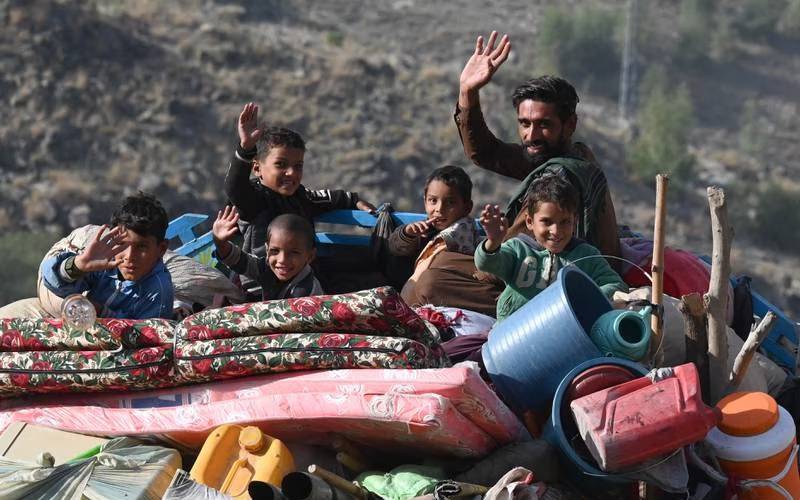 پاکستان سے واپس جانیوالے افغان بچوں میں گرم ملبوسات،کپڑے تقسیم 