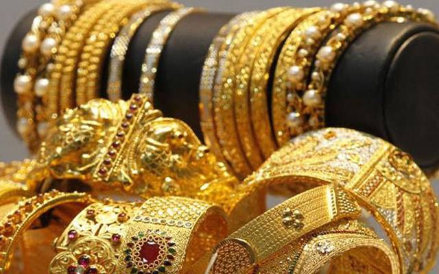 سونا خریدنے والوں کیلئے بڑی خبر آگئی، سونے کی قیمت میں 400 روپے فی تولہ کمی ہوگئی۔ 