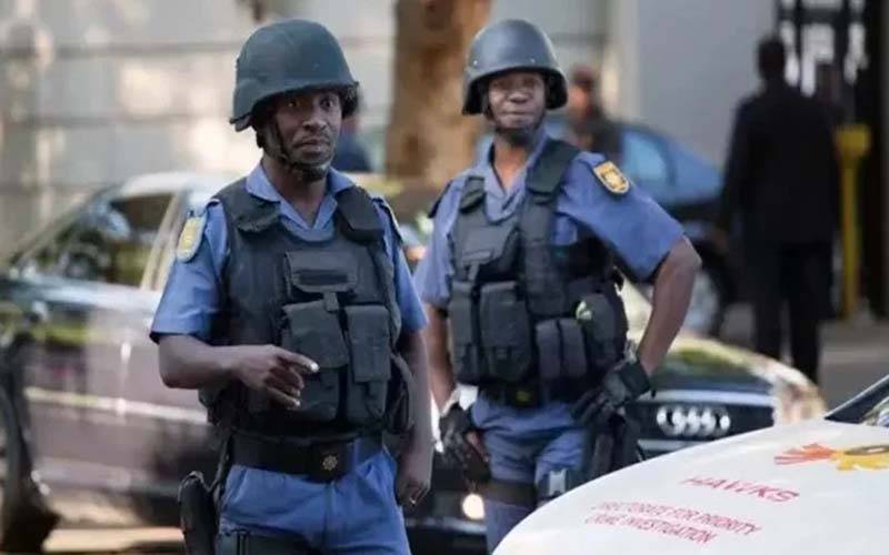 جنوبی افریقا کی خاتون وزیر ٹرانسپورٹ کو گارڈز کی موجودگی میں ڈاکوؤں نے لوٹ لیا