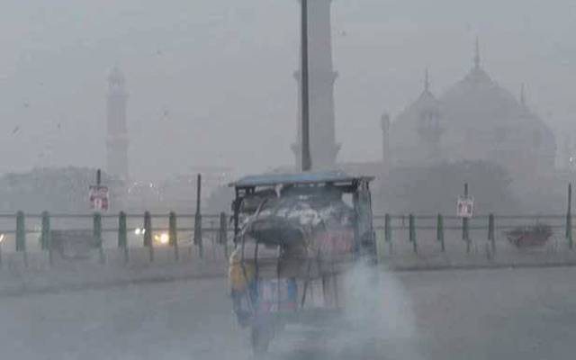   دنیا کے آلودہ ترین شہروں کی لاہور بدستور دوسرے پر ہے،لاہور میں مجموعی طور پر ایئر کوالٹی انڈیکس 395 تک جا پہنچا ہے۔ 