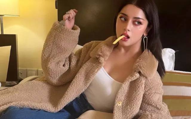  پاکستانی اداکارہ علیزے شاہ \'فرنچ فرائز\'  کھاتے ہوئے اپنی نامناسب تصایر کی وجہ سے ایک بار پھر کڑی تنقید کی زد میں آگئیں۔