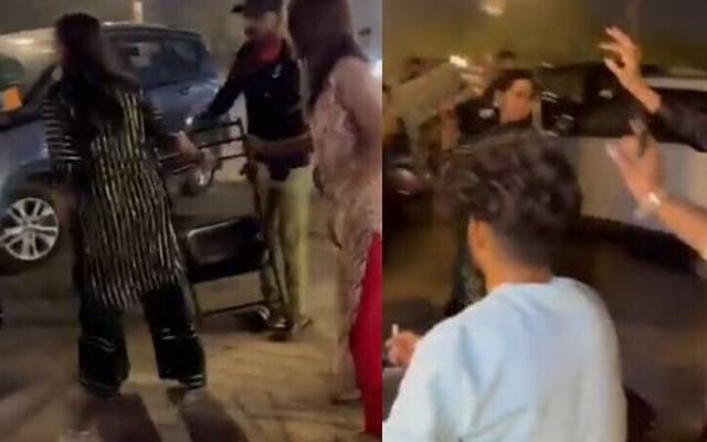 بھارت میں سڑک کنارے چائے کے ڈھابے پر دو خواتین آپس میں گتھم گتھا ہو کر لڑنے کی ویڈیو سوشل میڈیا پر وائرل ہوگئی۔