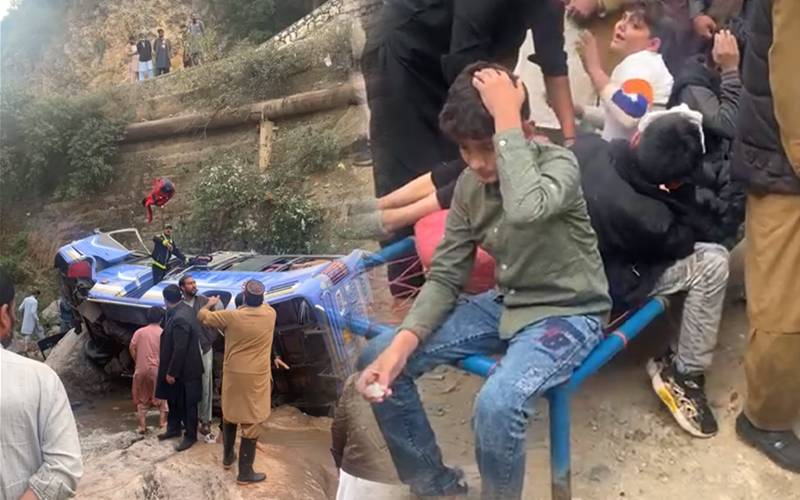 سکول بس کھائی میں جاگری، خاتون ٹیچر جاں بحق، متعدد زخمی