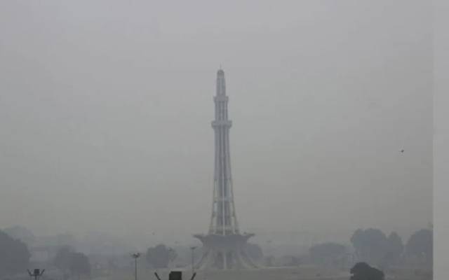 پنجاب کے مرکزی شہر لاہور میں فضائی آلودگی نے جان نہ چھوڑی، لاہور دنیا بھر کے آلودہ ترین شہروں میں پہلے نمبر پر آگیا۔