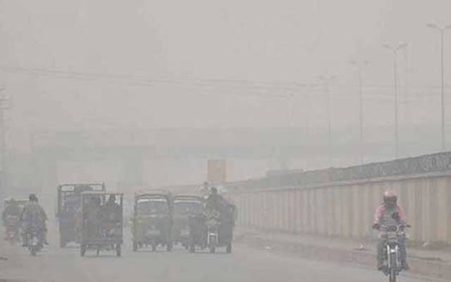   شہر لاہور میں فضائی آلودگی کے ڈیرے برقرار ہیں فضائی آلودگی کے اعتبار سے لاہور دنیا میں دوسرے نمبر پر آگیا۔