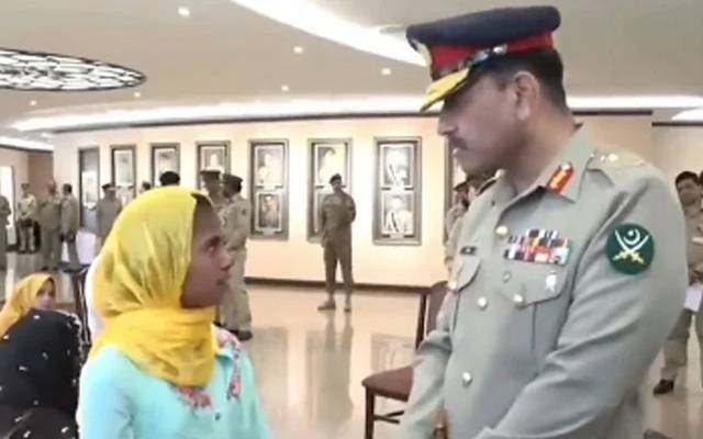 یومِ تکریمِ شہدا کے موقعے پر شہید سپاہی کی بیٹی نے آرمی چیف سید عاصم منیر کو علاقے کے طاقتور وڈیرے کی شکایت لگا دی، پھر کیا ہوا؟