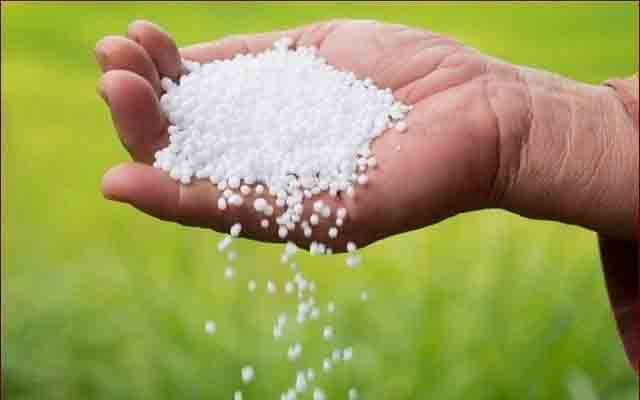 یوریا کھاد کا بحران ،محکمہ زراعت نے تین افسران کو معطل کردیا