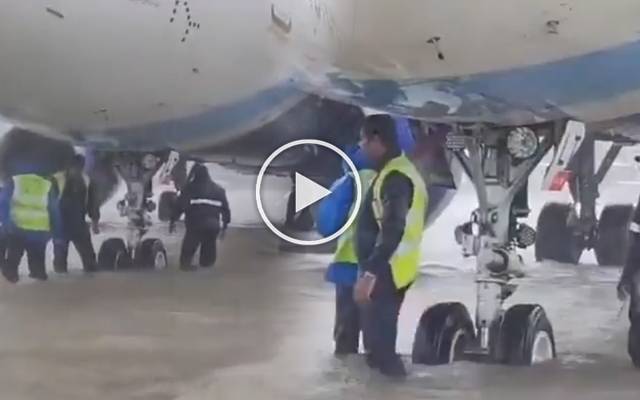 بھارتی ریاست تامل ناڈو کا چنئی ائرپورٹ پانی میں ڈوب گیا۔ ویڈیو سوشل میڈیا پر وائرل ہوتے ہی صارفین نے ائرپورٹ کو ’سی پورٹ‘ کا خطاب دے ڈالا