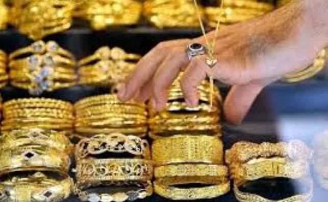 سونے کا ریٹ گر گیا،فی تولہ کتنے کا ہو گیا؟
