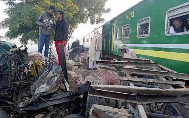 گھوٹکی:ٹرین کی ویگن کوٹکر،3افراد جاں بحق 