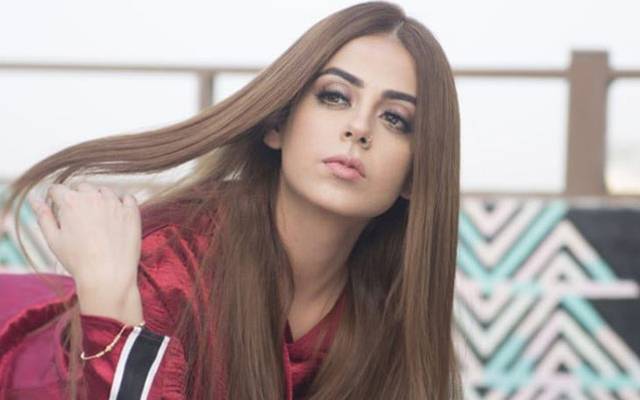 پاکستان شوبز انڈسٹری کی اداکارہ یشما گل کو  دوران اذان نامناسب طریقے سے سر ڈھانپنا مہنگا پڑگیا۔