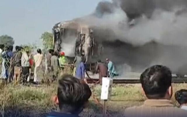  کراچی سے لاہور آنے والی کراچی ایکسپریس کی پاور وین میں آگ لگ گئی۔ 