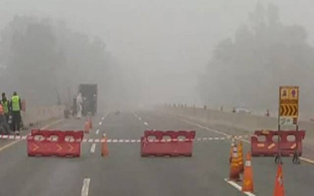  پنجاب سمیت ملک کے مختلف شہروں میں آج شدید دھند کا راج جس کے باعث موٹر وے کو بھی ٹریفک کیلئے بند کردیا گیا۔ 
