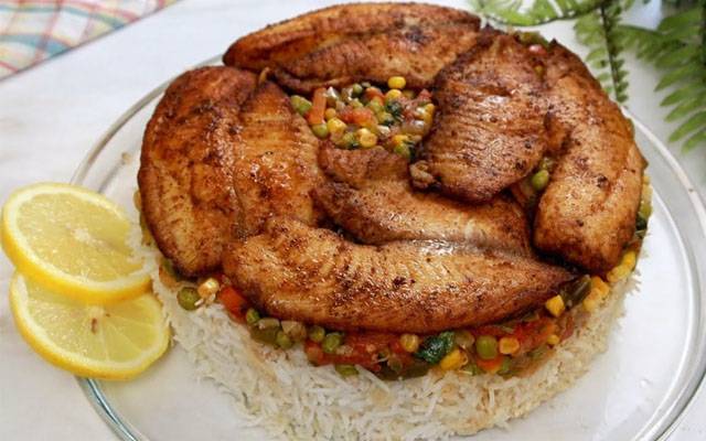 فرائی مچھلی کے دیوانوں کیلئے چاول اور سبزیوں کیساتھ مزیدار ریسپی