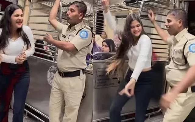  بھارت کے شہر ممبئی میں ریلوے پولیس سیکیورٹی اہلکار کو دورانِ ڈیوٹی خاتون کے ساتھ رقص کرنا مہنگا پڑگیا۔