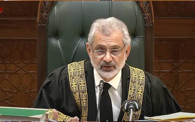 بڑی عجیب بات ہے کہ فیصلہ دینے والا جج ہی لارجر بنچ کی سربراہی کر رہا ہے،چیف جسٹس پاکستان 
