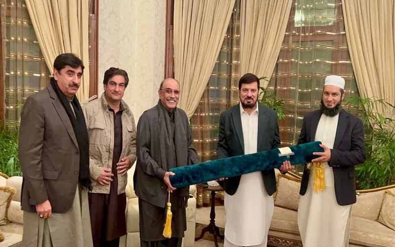 سابق صدر آصف علی زرداری گورنر ہاؤس پشاور پہنچ گئے
