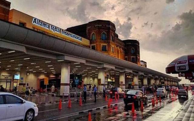 لاہور کے علامہ اقبال انٹرنیشنل ایئرپورٹ پر شدید دھند کے باعث پروازوں کا شیڈول متاثر ہوگیا۔ 