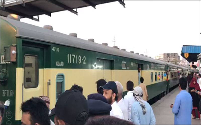 کراچی سے پشاور جانیوالے مسافروں کیلئے خوشخبری، عوام ایکسپریس کا ٹریک بحال