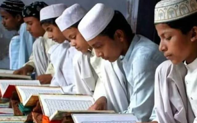 بھارتی ریاست آسام میں مودی سرکار نے مسلمان دشمنی کا مظاہرہ کرتے ہوئے 1 ہزار 281 مدارس کو ماڈل انگلش اسکولز میں تبدیل کردیا۔  