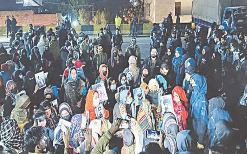 اسلام آباد میں بلوچ مطاہرین کا دھرنا جاری، گرفتار افراد کی رہائی کیلئے ہیلپ سنٹر قائم