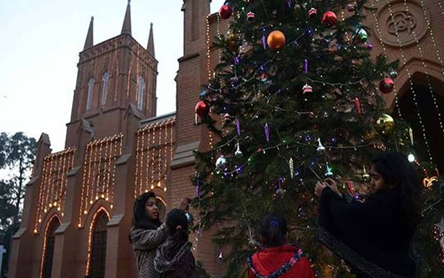  ملک کے دیگر شہروں کی طرح شہر قائد میں بھی مسیحی برادری کا مذہبی تہوار کرسمس آج روایتی جوش و جذبہ کے ساتھ منایا جارہا ہے۔ 
