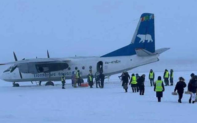 روس میں 30 مسافروں سے بھرے طیارے کو ایک پائلٹ نے غلطی سے ہوائی اڈے کے رن وے کے بجائے قریب ایک منجمد دریا پر لینڈ کردیا۔