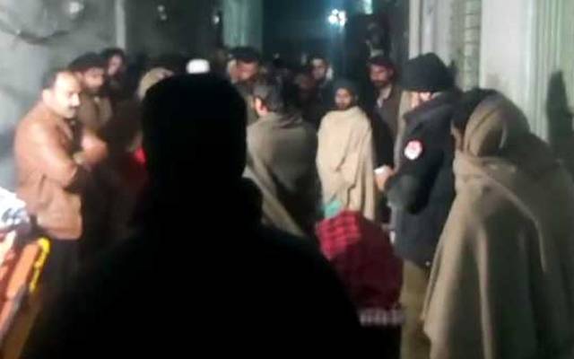  لاہور کے علاقہ چوہنگ میں گھر میں آگ لگنے کی وجہ سے والدین اور بیٹی جھلس کر جاں بحق ہو گئے۔  