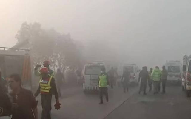 ہرن مینار انٹرچینج کے قریب دھند کے باعث مسافر وین حادثے کا شکار ہوگئی جس کے نتیجے میں 12 افراد زخمی ہوگئے۔